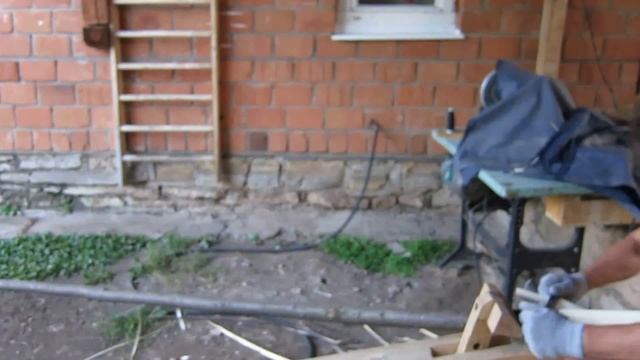 Строительство юрты. Первый этап. Очищение жердей от коры. http://tuqaiyurts.com/ смотреть онлайн