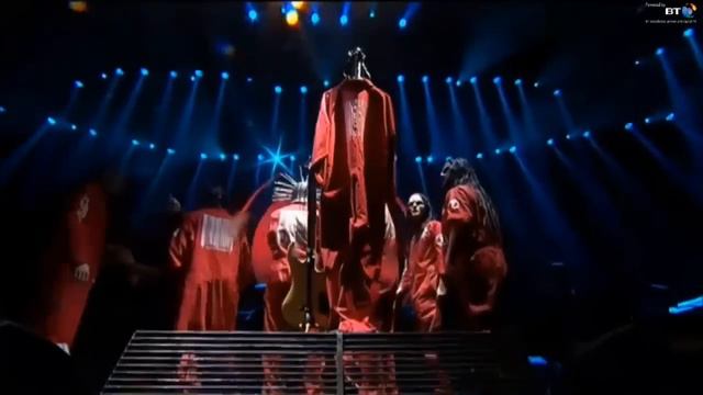 Slipknot Live At Sonisphere In Knebworth Paul Gray  Joey Jordison Hugs Costume Paul