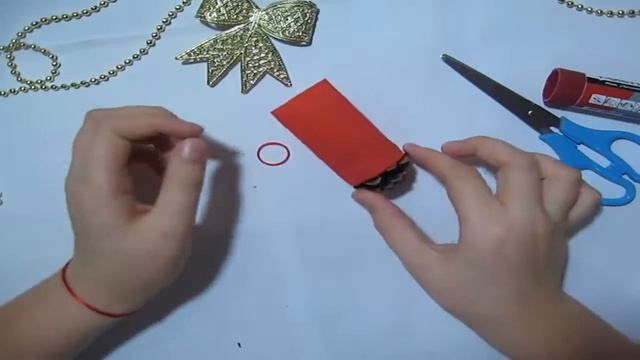 Новогодняя Поделка на ёлку Подарки Своими руками Из шишек Видео Поделки с детьми! смотреть онлайн