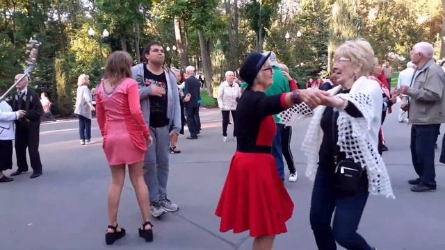 АЙ ЛАВ Ю - ТРИ ВОЛШЕБНЫХ СЛОВА!???/ТАНЦЫ В ПАРКЕ ГОРЬКОГО ХАРЬКОВ СЕНТЯБРЬ 2021 смотреть онлайн