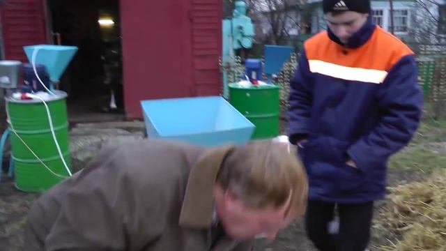 ЗЕРНОДРОБИЛКА И Сенорезка-передвижная "Ураган-5 " ВИДЕО № 19 89156278028 смотреть онлайн