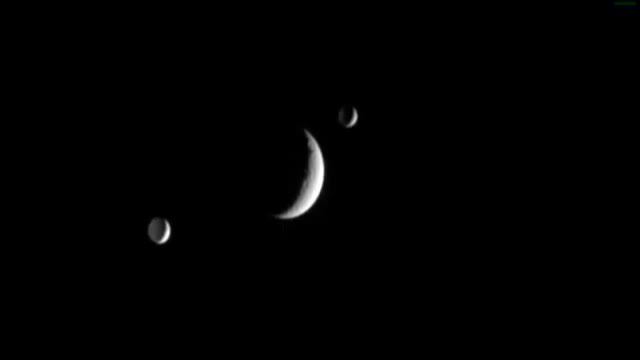Saturn's Moon Rhea slips between Moons Mimas and Enceladus смотреть онлайн