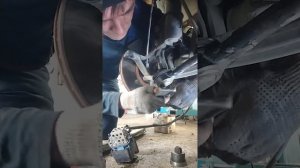 Откручиваем шаровую опору пежо 307-308