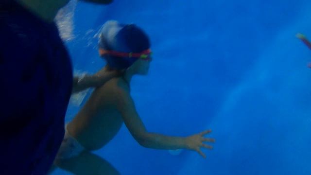 КАК НАУЧИТЬ РЕБЁНКА ПЛАВАТЬ В ТРИ ГОДА?! С ЧЕГО НАЧАТЬ? ИГРОВОЙ МЕТОД! смотреть онлайн