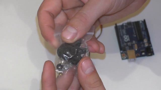 КАК ПОДКЛЮЧИТЬ СЕРВОПРИВОД К ARDUINO [Уроки Ардуино #15] смотреть онлайн