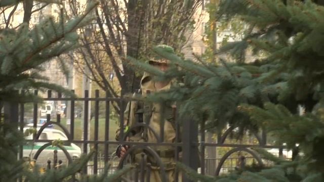 крутой мужик - красивый парень, идет ловить рыбу там где ее нет смотреть онлайн