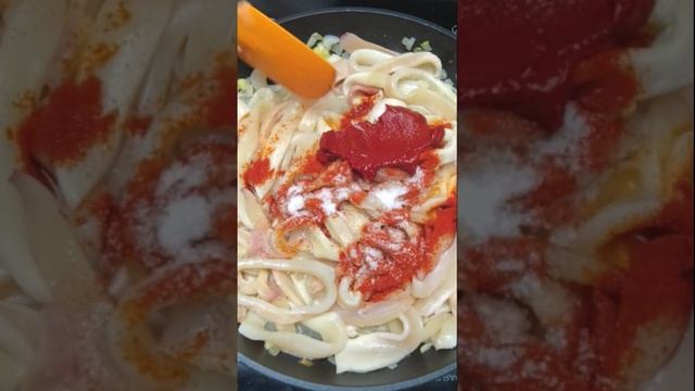 Спагетти с кальмарами в томатном соусе