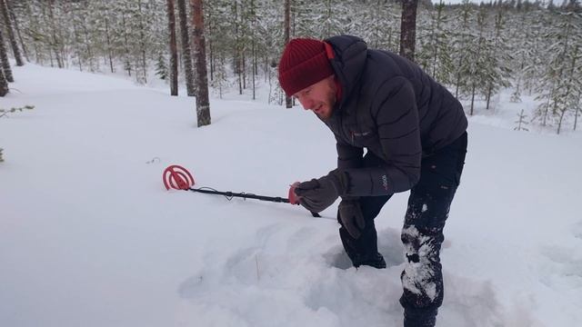 Metal Detecting With The Pancky PK-0075 Metal Detector In The Snow