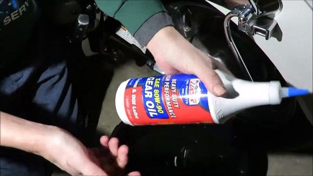07 Suzuki Boulevard c90. Changing drive shaft gear oil. смотреть онлайн