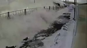 Меры безопасности при сходе снега и падении сосулек с крыш зданий