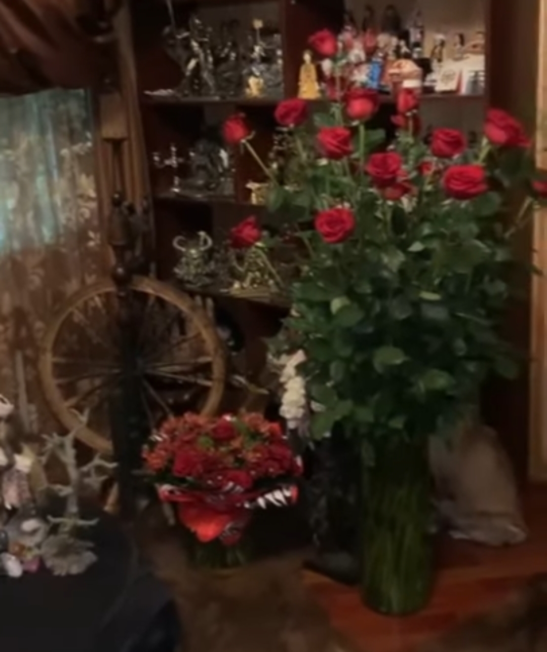 РОЗЫ ОТ КРИСТИНЫ. ВЕДЬМИНА ИЗБА ▶️ ИНГА ХОСРОЕВА. смотреть онлайн