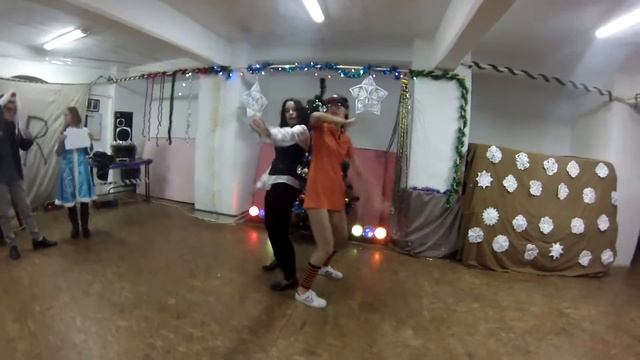 Бал-маскарад 2017 танец разных времен(Вика Шуляр,Настя Камареро) смотреть онлайн