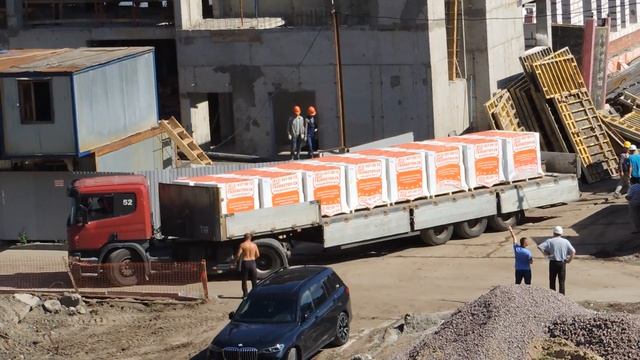 Нагруженный грузовик Скания с открытыми Бортами на нём, сделает разворот около ворот. смотреть онлайн