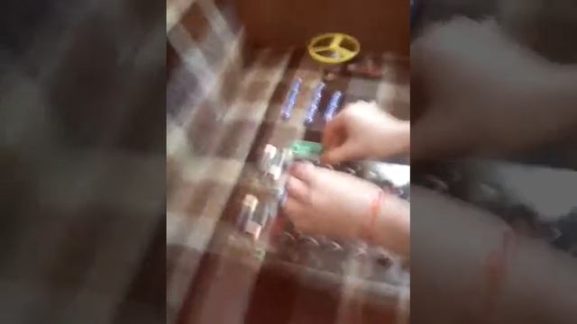 Как собрать параллельное соиденение лампочки и электродвигателя в наборе электронике смотреть онлайн
