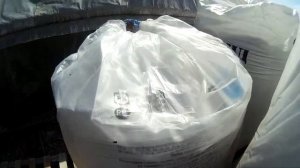 Разгрузка биг бегов трактором МТЗ 82 с Куном