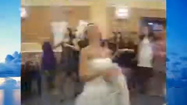 Курьез на свадьбе невеста кидает букет 3 раза который поподает одному и то муже мужчине смотреть онлайн