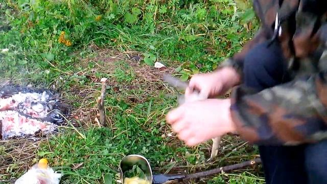 Устанавливаю приспособу для жарки на сковороде( крышке котелка). смотреть онлайн