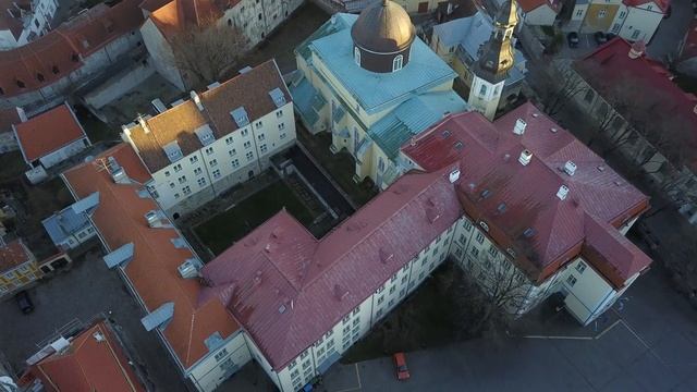Oleviste church and city wall of Tallinn in late November смотреть онлайн