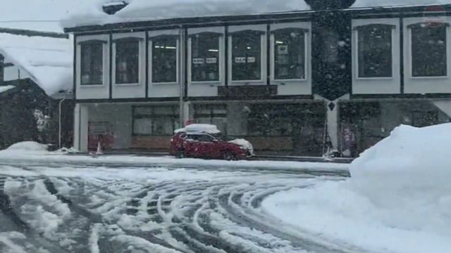 Japan buried by heavy snow! Blizzard freezes houses and streets in the city смотреть онлайн
