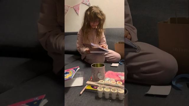 Алиса открывает подарки на день рождения смотреть онлайн