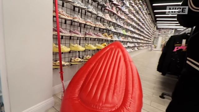 Hasbulla's $30,000 Sneaker Shopping Spree at Solestage смотреть онлайн