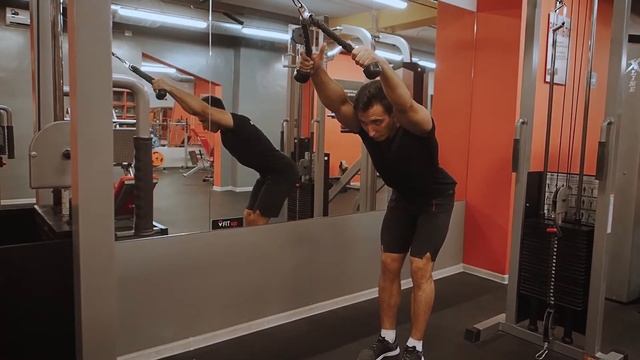 39 пуловер в кроссовере с канатами с верхнего блока смотреть онлайн