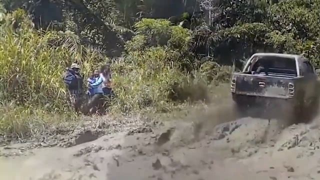 Toyota Hilux и L200 бьются за первое место смотреть онлайн