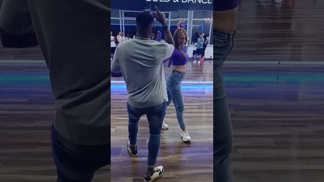 #бачата Урок Раскрытие | Проход д. сзади | Поворот | Шаг Ronte | Теневая | Бок. волна | Headroll + смотреть онлайн