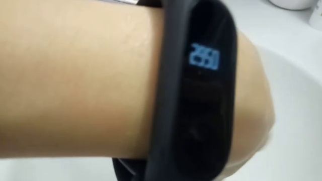 Тест фитнес браслета Xiaomi Mi Band 2 на водонепроницаемость . смотреть онлайн