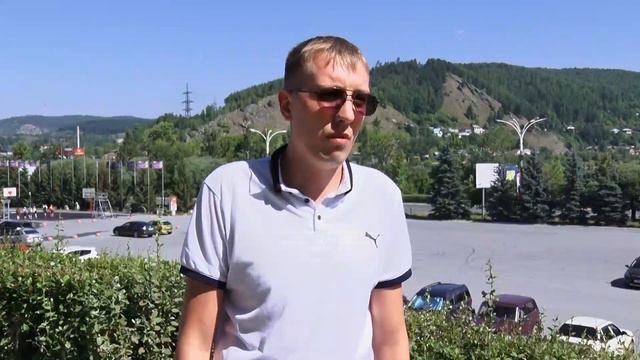 Новый зонтик украшает остановку у здания городской администрации смотреть онлайн