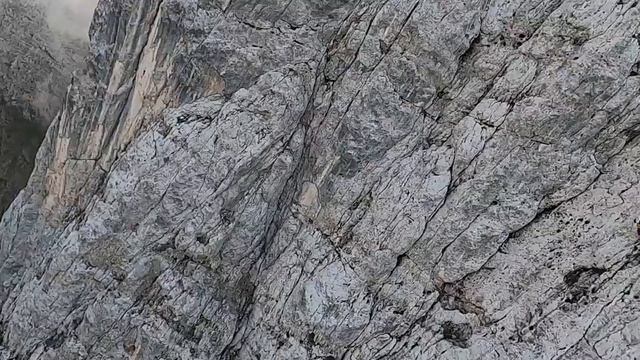 летающий человек с гора База вингсьюта Монте Агнера спрыгнул из горах смотреть онлайн