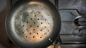 Для чего нужны отверстия на дне сковороды