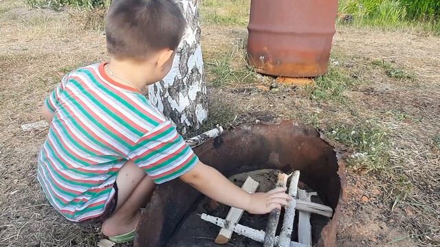 Готовим картошку с курицей в казане на костре.Как ухаживать за огурцами и что в итоге получится. смотреть онлайн