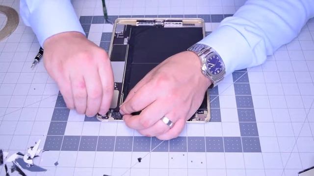 ⚙️?️?iPad Air 2 - Rear Camera Replacement (A1566 and A1567) смотреть онлайн