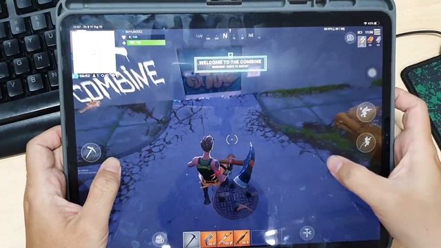 Fortnite On iPad Pro 12.9 смотреть онлайн