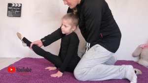 Трудная растяжка с папой / Гимнастика дома