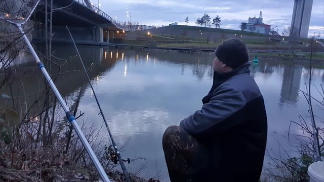 Fishing menacing Balik tutma Рыбалка ловля огромной плотвы с берега на закидушки смотреть онлайн