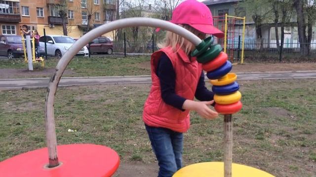 СЕМЕЙКА ВАСИЛИСЫ / VASILISA`S FAMILY / ГУЛЯЕМ С ПАПОЙ НА ДЕТСКОЙ ПЛОЩАДКЕ смотреть онлайн