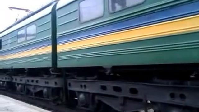 Электровоз ВЛ8-853 с хозяйственным поездом по станции Днепропетровск-Главный смотреть онлайн