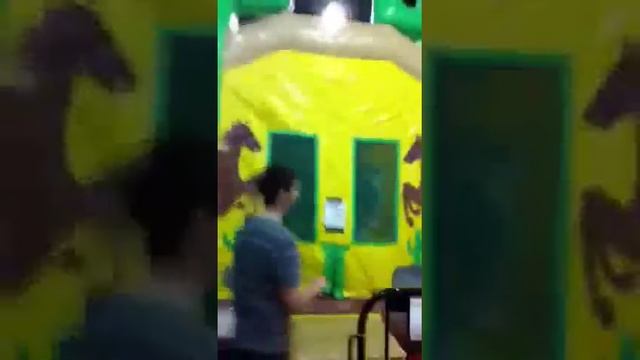Adventure Park Fun #3 - Moon Bounce Disaster смотреть онлайн