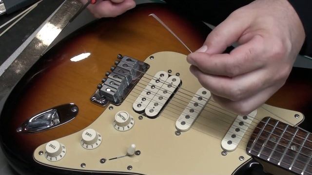 2006 Fender Deluxe "Fat Strat" Stratocaster w/ Locking Tremolo bridge, HSS pickups and a roller nut смотреть онлайн