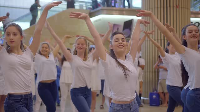 Hevenu Shalom Alehem — Jerusalem Academy Flashmob At Ben Gurion Airport | הבאנו שלום עליכ