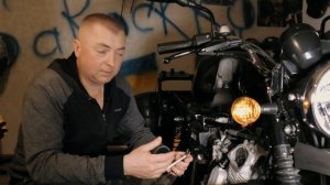 Регулировка клапанов на Bajaj  Boxer 125. Здесь есть разница из 150-ой по подготовке к процессу.