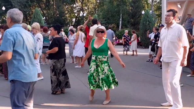 РОЗА БЕЛАЯ, РОЗА АЛАЯ! ТАНЦЫ В ПАРКЕ ГОРЬКОГО СЧАСТЛИВЫЕ ДНИ смотреть онлайн