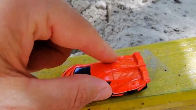 Маленькие Игрушечные Машинки Упали в Яму на Детской Площадке - Приключение Игрушек смотреть онлайн