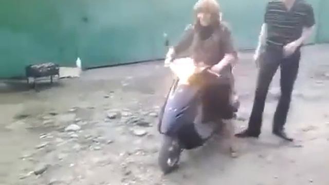 Идиотка на скутере смотреть онлайн