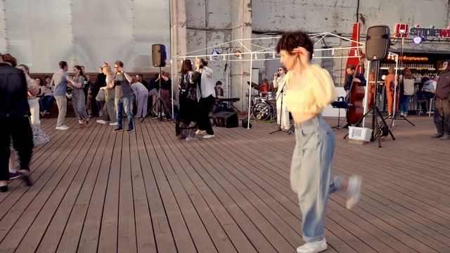 Summertime Swing смотреть онлайн