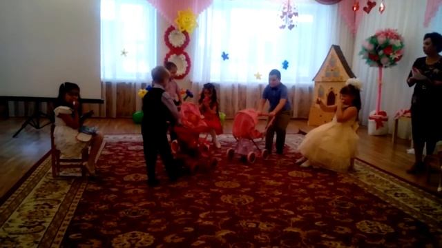 ТАНЕЦ С КОЛЯСКАМИ ПРОДОЛЖЕНИЕ смотреть онлайн