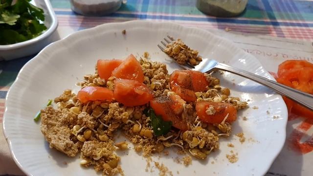 Вкусный и очень полезный рецепт! Энергия на целый день. Проростки чечевицы, кунжут, томат, зелень. смотреть онлайн