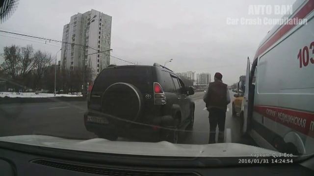 Быдло Таксист Против СКОРОЙ Taxi vs Ambulance AVTO BAN смотреть онлайн